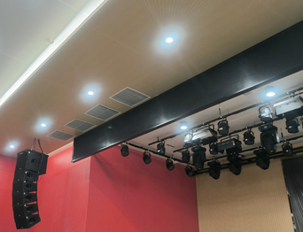 高顏值+實(shí)力派！通用舞臺(tái)幕布成功打造某中學(xué)智慧化多功能報(bào)告廳項(xiàng)目