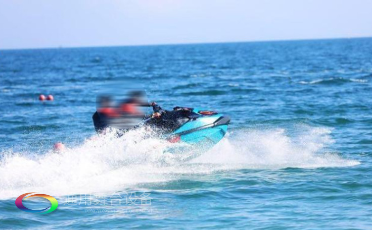 金沙灣藍騎士水上運動中心舞臺項目通用舞臺提供舞臺設計、舞臺幕布、燈光、機械以及控制系統等施工內容，項目現已圓滿完工。