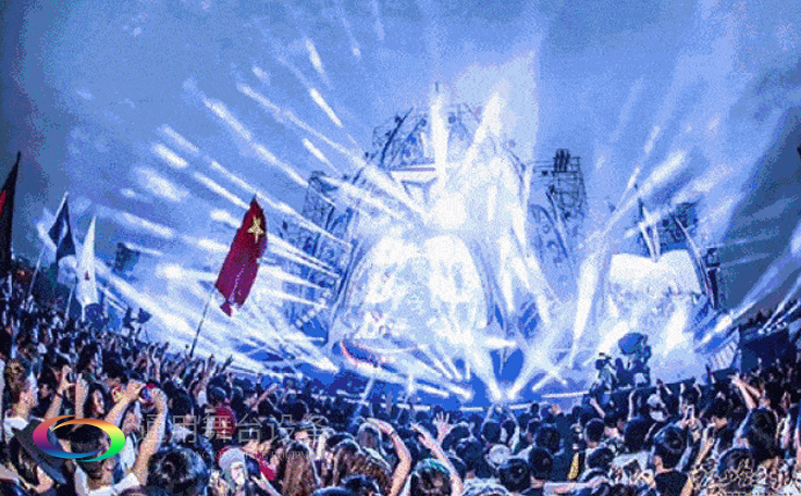 金沙灣藍騎士水上運動中心舞臺項目通用舞臺提供舞臺設計、舞臺幕布、燈光、機械以及控制系統等施工內容，項目現已圓滿完工。