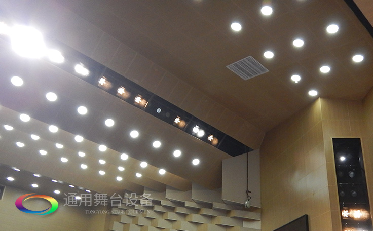 科學計劃工期、合理交叉施工，保質保量順利完成工程的交付！通用舞臺阻燃幕布承接羊城廣州培英中學報告廳項目！