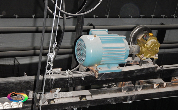 科學計劃工期、合理交叉施工，保質保量順利完成工程的交付！通用舞臺阻燃幕布承接羊城廣州培英中學報告廳項目！