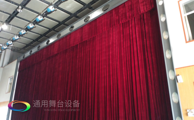 校園品質提升工程！某工程學院舞臺對開阻燃幕布項目完工