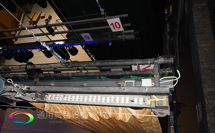 通用舞臺專業性、全方位優勢！業務涉及舞臺機械、阻燃幕布、專業燈光系統、專業音響系統
