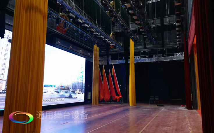 通用舞臺廣西桂醫報告廳阻燃幕布項目竣工并投入使用，為學校教學科研、人才培養提供更好的服務!