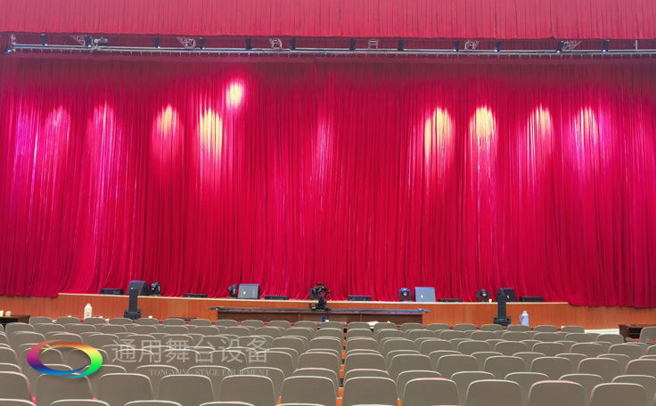 舞臺大幕機械——舞臺上使用頻繁的機械之一，在鏡框式臺口的舞臺上用來分隔演員與觀眾，演出中換場
