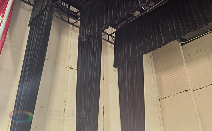 通用舞臺教您如何選購高性價比阻燃幕布產品！