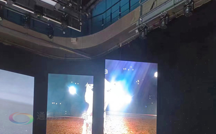 通用舞臺阻燃幕布為曲靖電視臺演播廳提供從系統設計、設備成套、安裝施工、系統調試及技術支持一體化服務