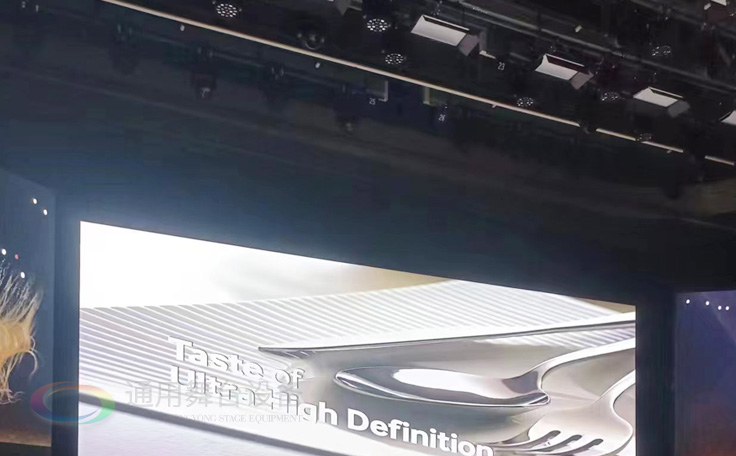 通用舞臺阻燃幕布為曲靖電視臺演播廳提供從系統設計、設備成套、安裝施工、系統調試及技術支持一體化服務