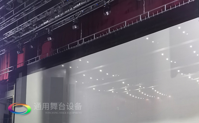 通用舞臺承建：南京曉莊學院報告廳舞臺項目（舞臺音響、舞臺燈光吊桿、舞臺幕布等）