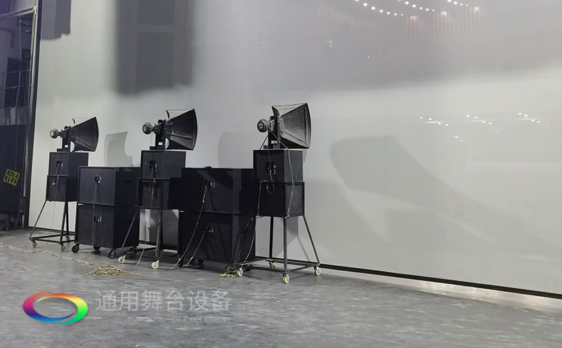 通用舞臺承建：南京曉莊學院報告廳舞臺項目（舞臺音響、舞臺燈光吊桿、舞臺幕布等）