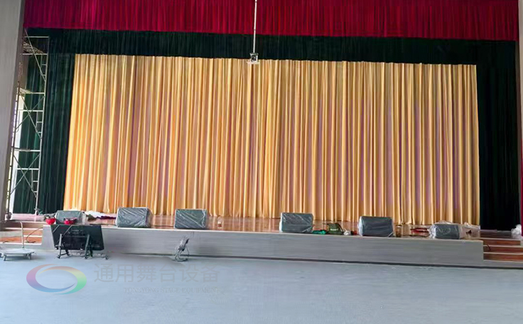通用舞臺承建江蘇某學院報告廳項目，涵蓋舞臺燈光、電動吊桿、阻燃幕布等核心設備的設計與安裝