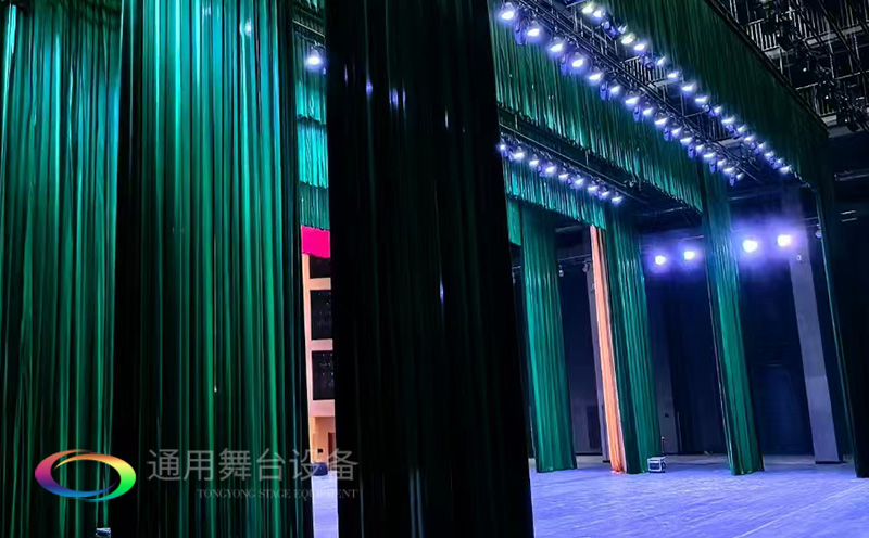 助力教育領域舞臺建設，推動校園文化發展！星海中學報告廳舞臺阻燃幕布建設項目